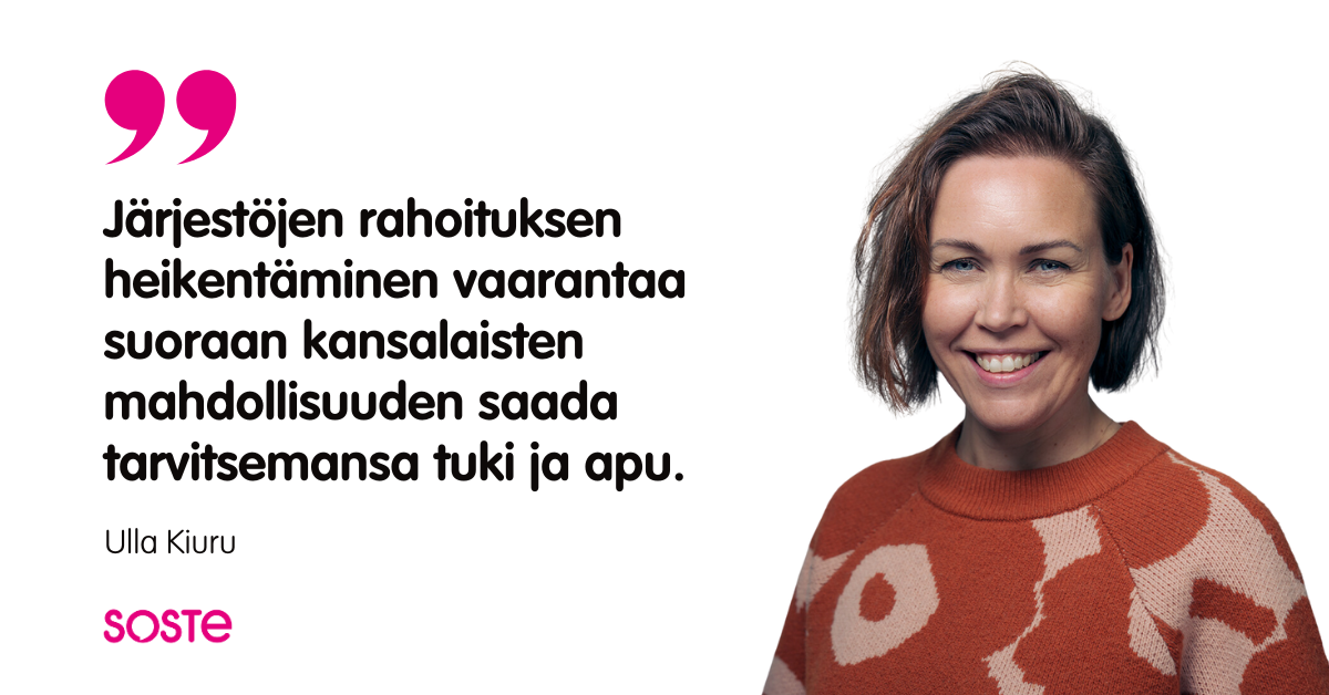 SOSTEn yhteiskuntasuhdepäällikkö Ulla Kiuru ja hänen sitaattinsa: "Järjestöjen rahoituksen heikentäminen vaarantaa suoraan kansalaisten mahdollisuuden saada tarvitsemansa tuki ja apu." Lisäksi pinkki SOSTEn logo.