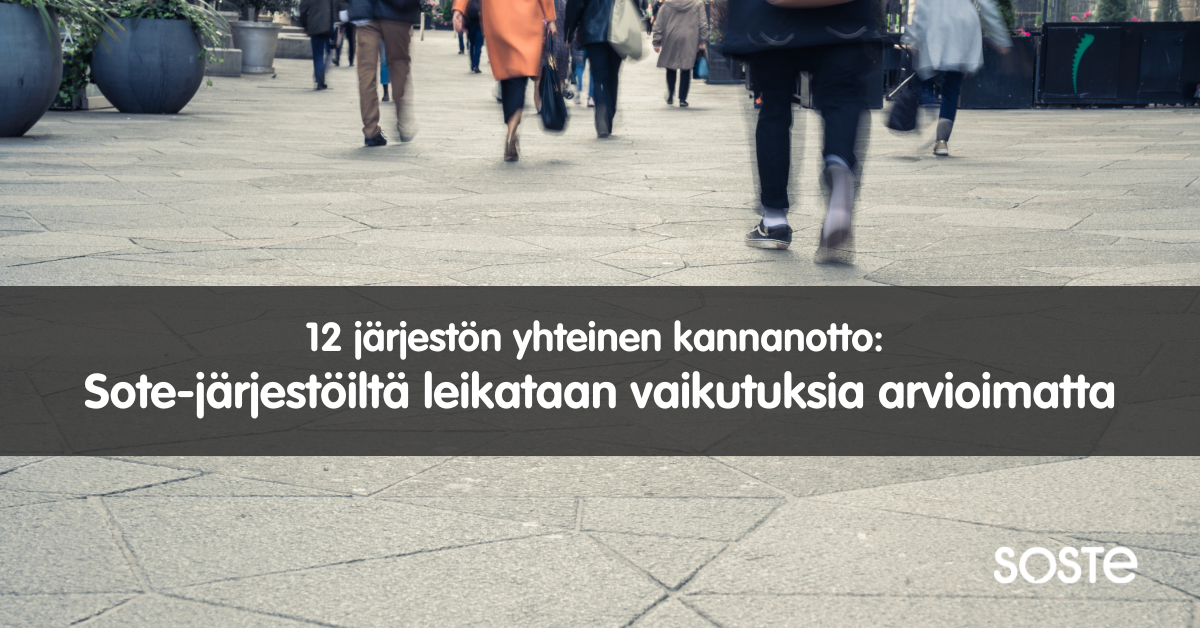 Valokuvassa näkyy kadulla käveleviä ihmisiä ja kuvan päällä on tummanharmaa palkki, jossa lukee valkoisella tekstillä: 12 järjestön yhteinen kannanotto: Sote-järjestöiltä leikataan vaikutuksia arvioimatta.