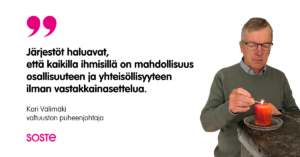 SOSTEn valtuuston puheenjohtaja Kari Välimäki sytyttää kynttilää. Kuvan päällä on häneltä sitaatti: ”Järjestöt haluavat, että kaikilla ihmisillä on mahdollisuus osallisuuteen ja yhteisöllisyyteen ilman vastakkainasettelua.” Sitaatin alla on Välimäen nimi ja titteli.