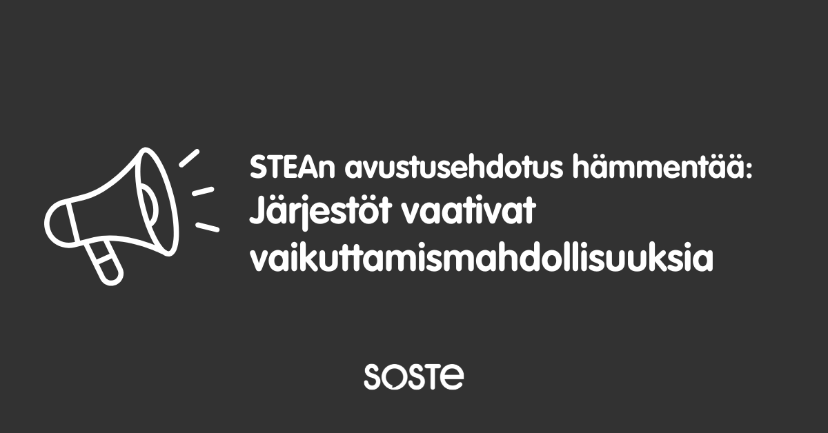 Tummanharmaalla pohjalla valkoinen megafoni ja teksti: STEAn avustusehdotus hämmentää: Järjestöt vaativat vaikuttamismahdollisuuksia.