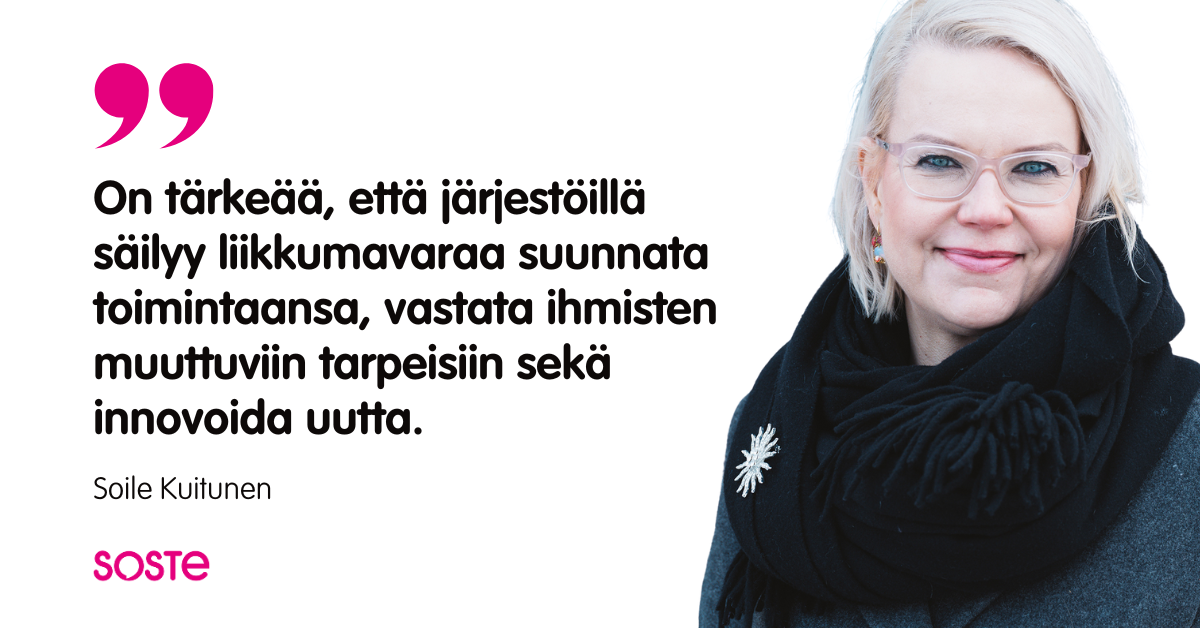 SOSTEn hallituksen varapuheenjohtajan Soile Kuitusen kuva ja hänen sitaattinsa: "On tärkeää, että järjestöillä säilyy liikkumavaraa suunnata toimintaansa, vastata ihmisten muuttuviin tarpeisiin sekä innovoida uutta." Lisäksi vasemmassa alareunassa SOSTEn logo.